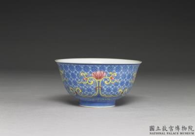 图片[2]-Tea bowl with flower on a carved blue ground in falangcai painted enamels, Qianlong reign (1736-1795), Qing dynasty-China Archive